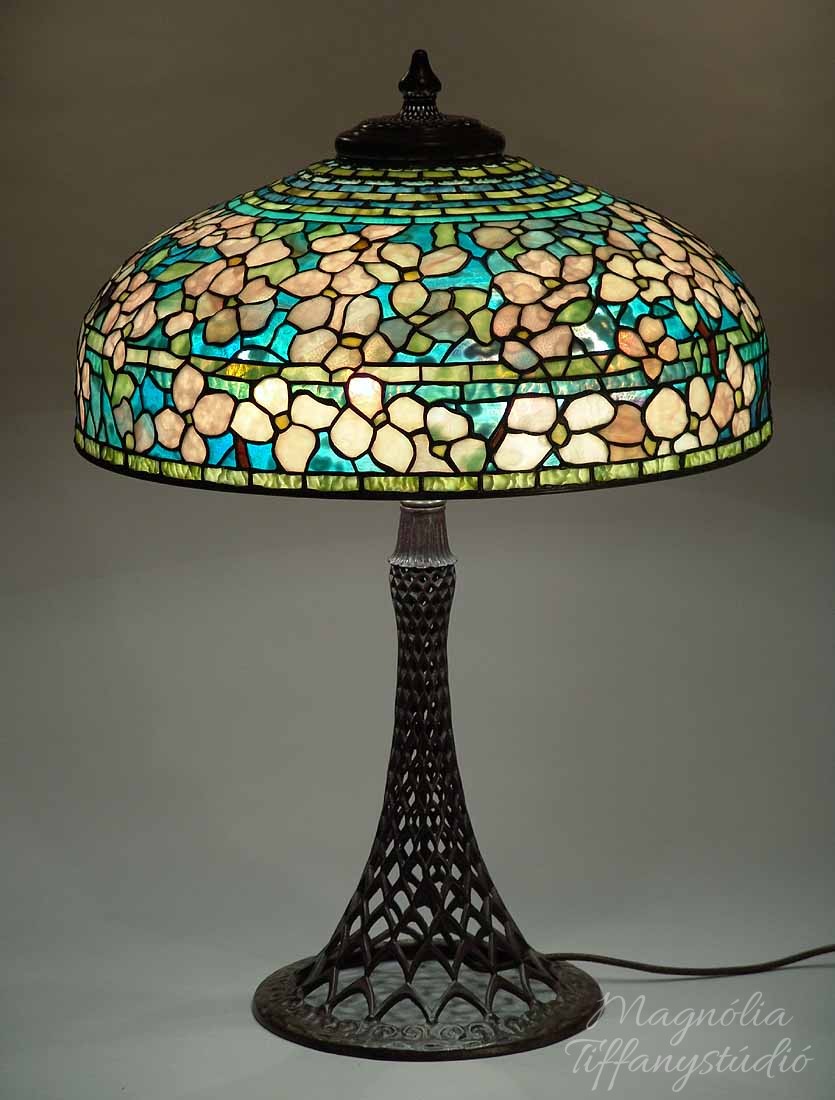 Tiffany lámpák Louis de Comfort Tiffany tervei alapján